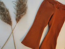 Load image into Gallery viewer, Kletskouz - Rib flared roest
