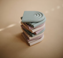 Load image into Gallery viewer, Mushie - Bijtring Rainbow cambridge blue
