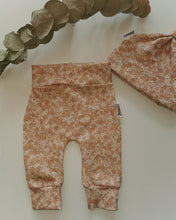 Load image into Gallery viewer, Kletskouz - Broekje beige bloemen
