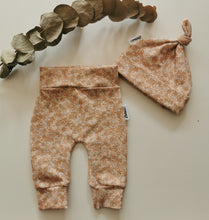 Load image into Gallery viewer, Kletskouz - Broekje beige bloemen
