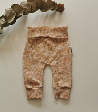 Load image into Gallery viewer, Kletskouz - Broekje beige bloemen
